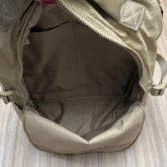 Lululemon New Crew Backpack in Color Trench 22L - Picture 10 of 16